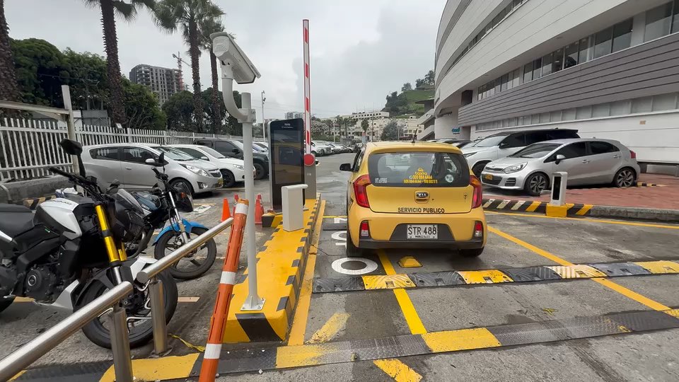 Cámara LPR de AccessPark leyendo la placa de un vehículo en la entrada